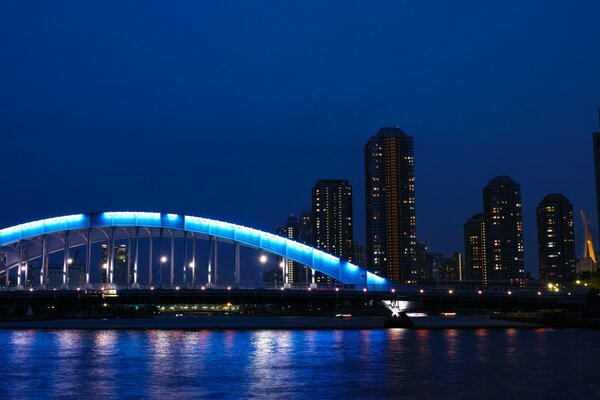 Puente luminoso en el fondo de los edificios de la ciudad