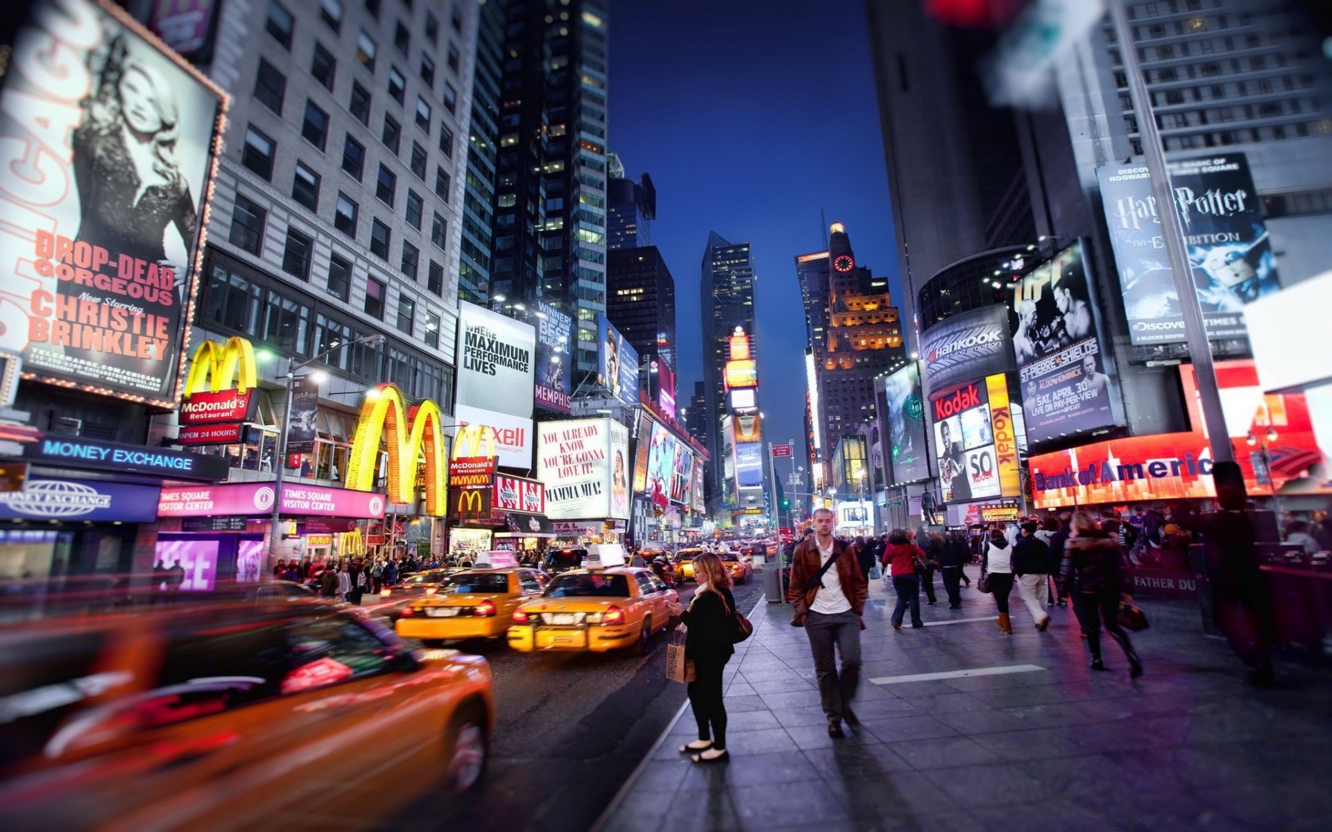 andere städte stadt straße einkaufen straße broadway handel verkehr aktionen geschäft neon reisen städtisch plakatwand rush bus tourist markt abend nachtleben