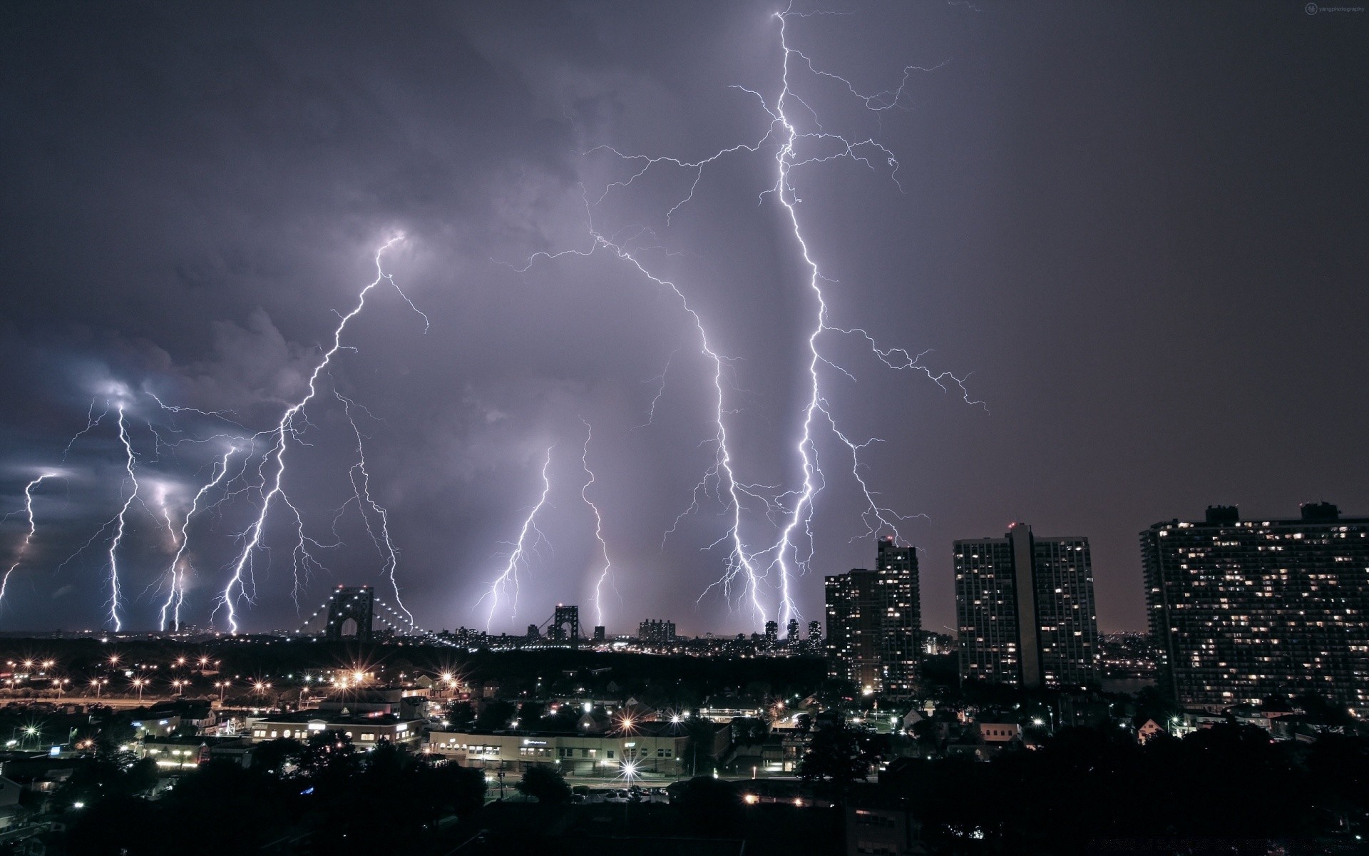 inne miasta błyskawica burza grzmot burza z piorunami miasto deszcz niebo skyline thunderbolt miasto zachód słońca ciemny dramatyczny błysk miejski cios światło dom wieżowiec wieczorem