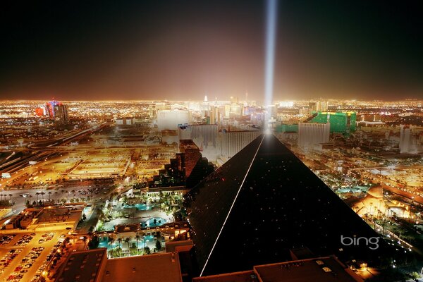 Pyramide noire de la ville de nuit