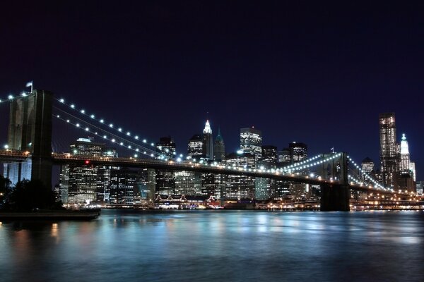 Niesamowite nocne miasto za mostem
