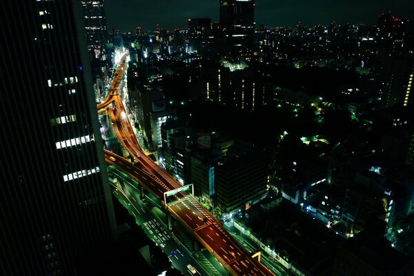 Vista do arranha-céu da cidade noturna