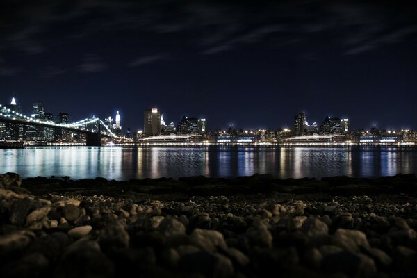 Ville de nuit et pont à la lumière des lanternes