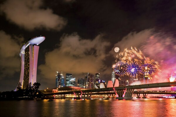 Fuochi d artificio notturni sulla città