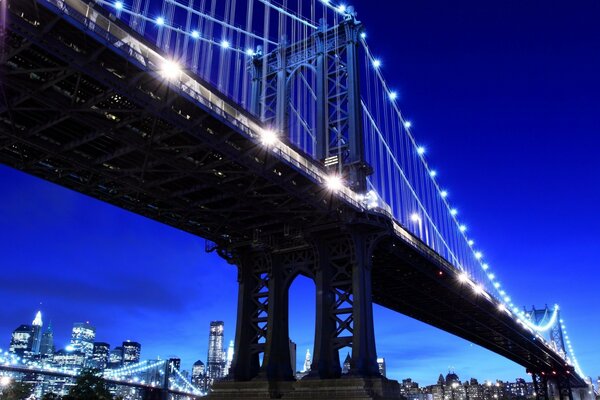 Die Brooklyn Bridge leuchtet nachts