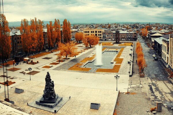 La fuente está rodeada de lirios de otoño