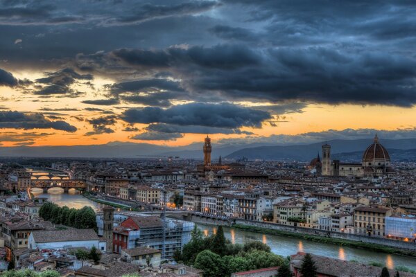 Blick auf die alte Stadt mit dem Fluss bei Sonnenuntergang