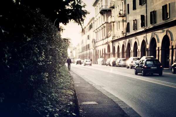 Strada cittadina e auto da corsa