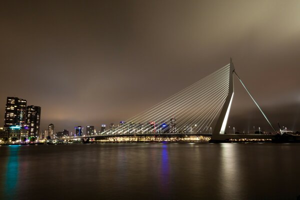 Nachtfoto der Bucht mit Brücke und Nachtstadt in Lichtern