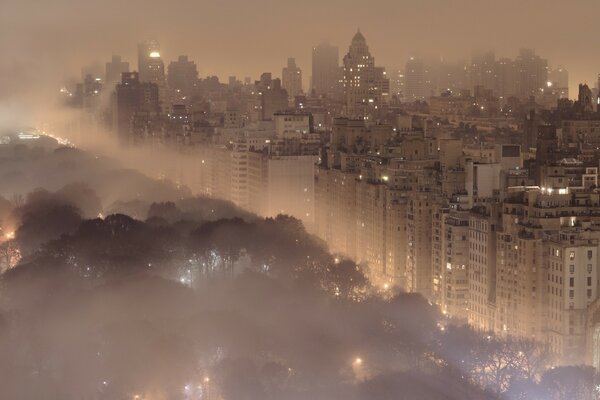 Città con grattacieli nella nebbia grigia