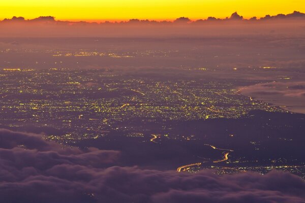 Pôr do sol sobre as luzes da cidade grande