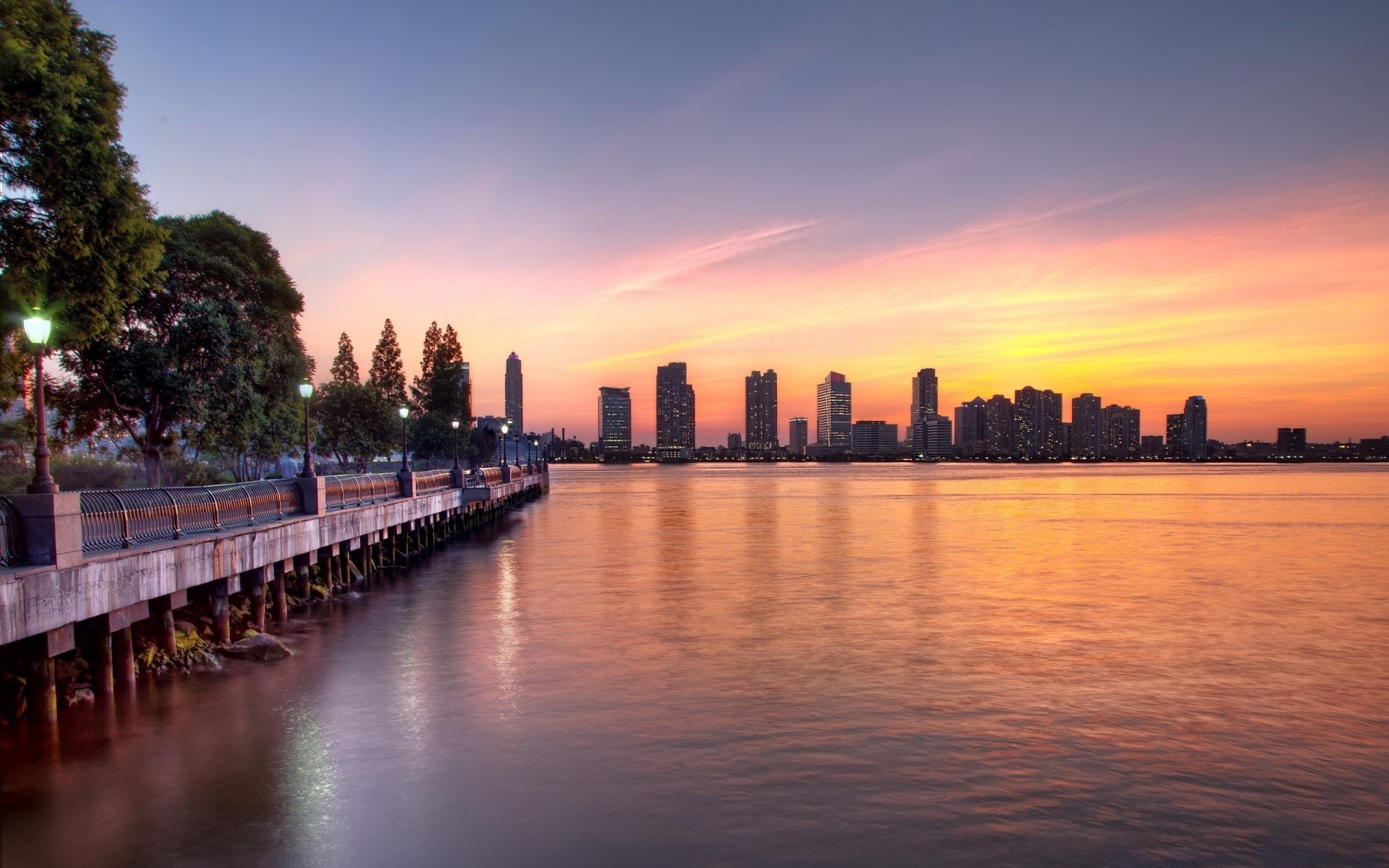 其他城市 日落 水域 旅行 黄昏 傍晚 黎明 天空 城市 反射 建筑 户外 河流 码头