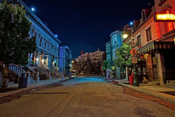 Calle desierta de la ciudad nocturna