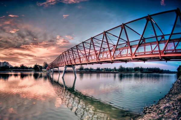 Pont sur la rivière sur fond de coucher de soleil