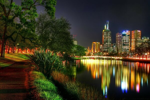 城市的灯光倒映在水中