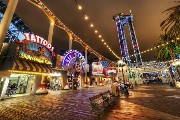 Les lumières de la signalisation au néon dans le parc d attractions