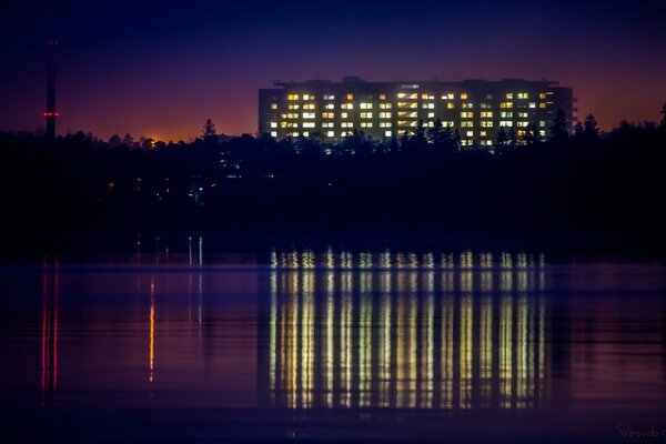 Reflexão aquática da cidade do pôr do sol