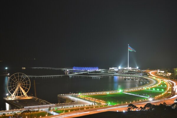 Hermoso paseo marítimo. Vista nocturna de pájaro