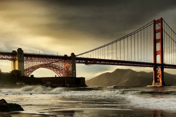 Enorme puente colgante en un día sombrío