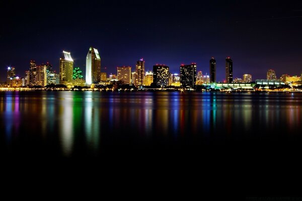 Cidade noturna na costa