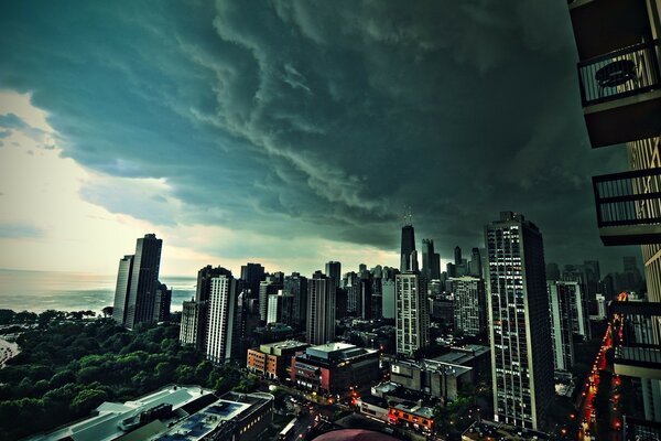 Nubes oscuras sobre una enorme ciudad