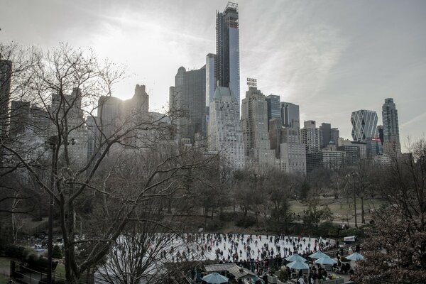 Central Park buz pateni yapmak