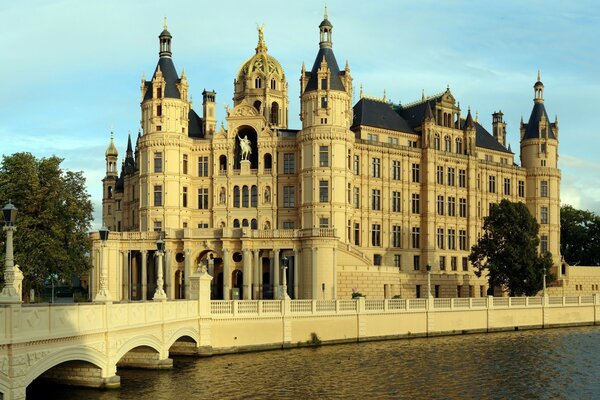 Un enorme castello con un architettura eccezionale