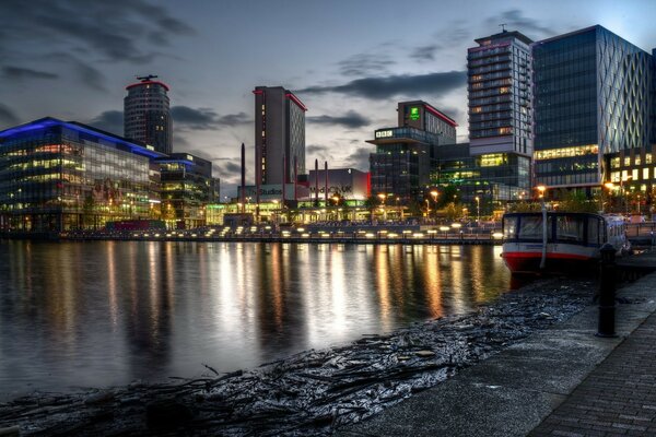 Die architektonische Skyline der Stadt am Abend