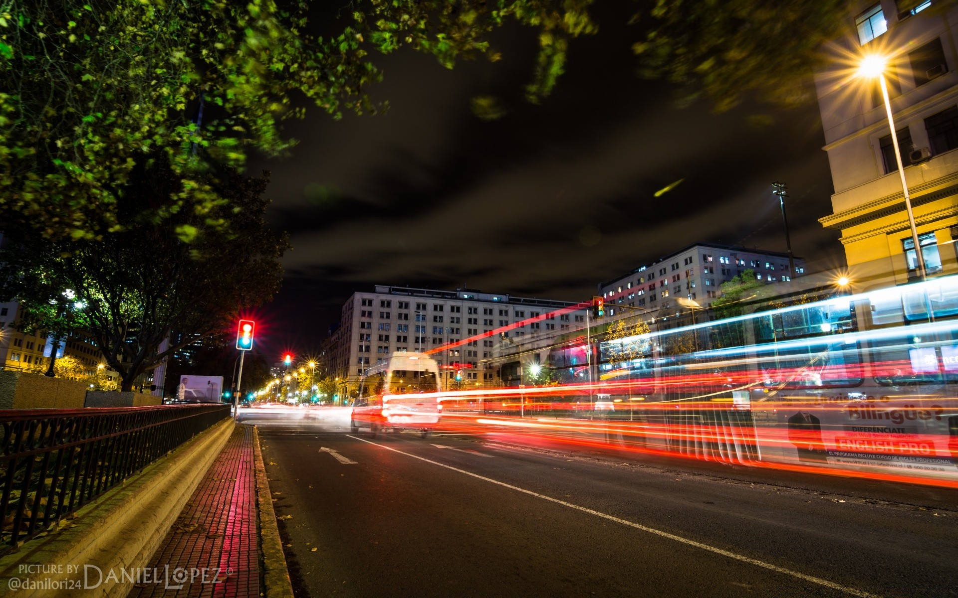 andere städte verkehr straße verkehrssystem auto unschärfe straße autobahn schnell beeilen sie sich bus verkehr reisen sehnen innenstadt abend stadt asphalt dämmerung aktion