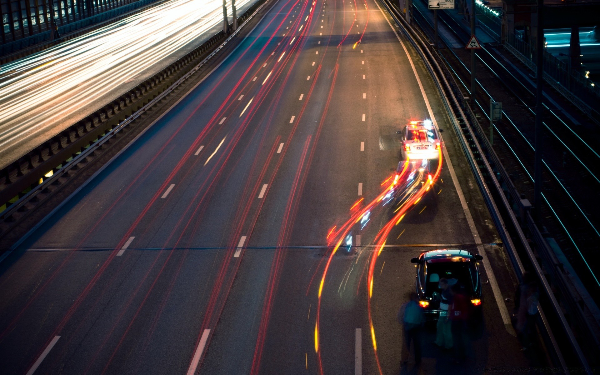 outras cidades borrão sistema de transporte tráfego estrada rodovia rápido tráfego rua carro ônibus centro da cidade noite velocidade pressa cidade cordas luz rush túnel