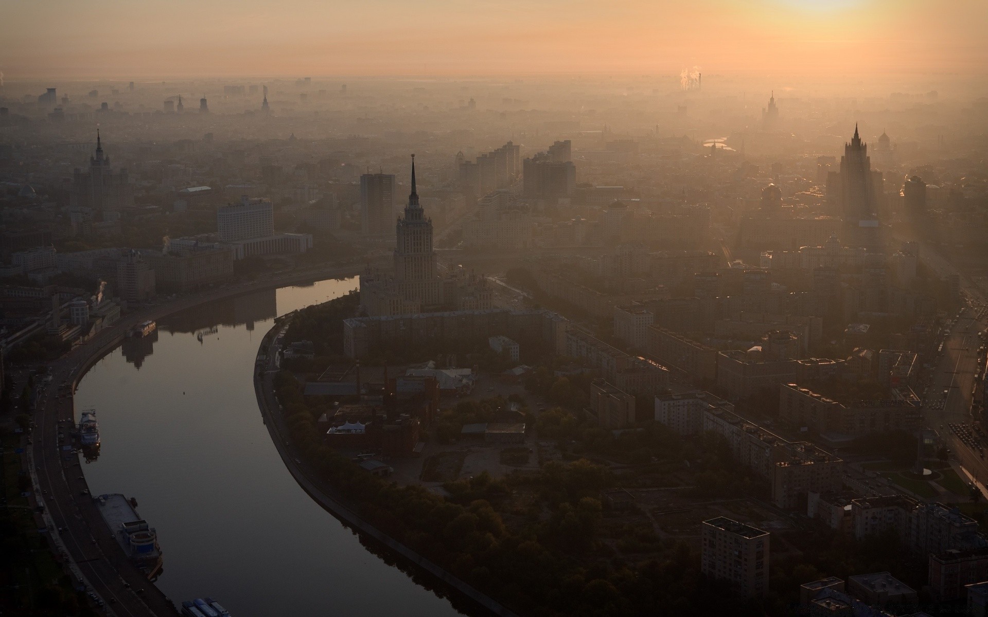 otras ciudades amanecer atardecer noche coche ciudad agua viajes arquitectura río paisaje embarcaciones silueta crepúsculo niebla hogar ciudad luz hogar al aire libre