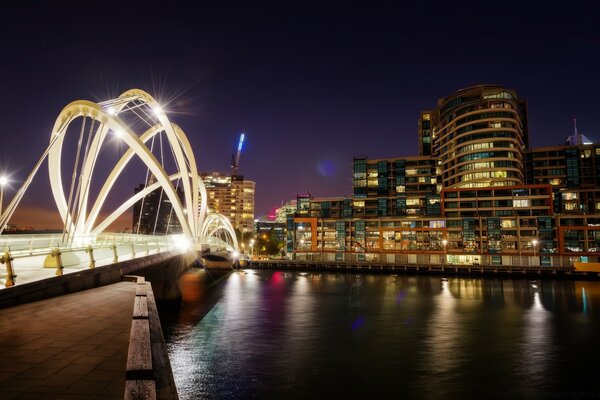 Ville de nuit avec pont illuminé