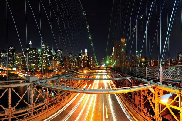 Iluminado brillante puente y rascacielos