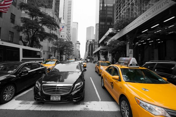 Autos und Taxis auf der Straße mit Wolkenkratzern