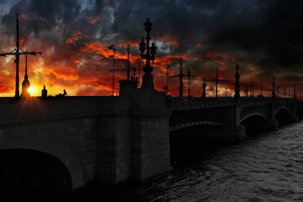 A ponte cinzenta em Peter encontra o amanhecer