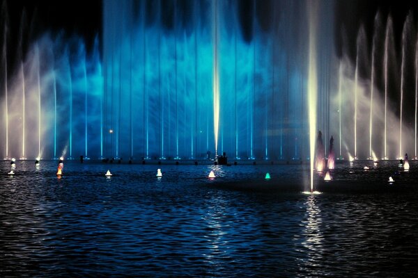 Foto des Brunnens in der Nacht mit blauer Hintergrundbeleuchtung