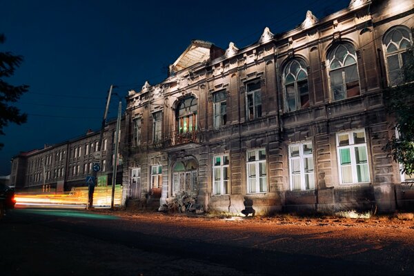 Photo of a house in the city at night