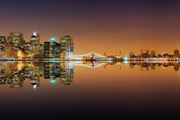 Lumières de la grande ville sur fond de rivière calme