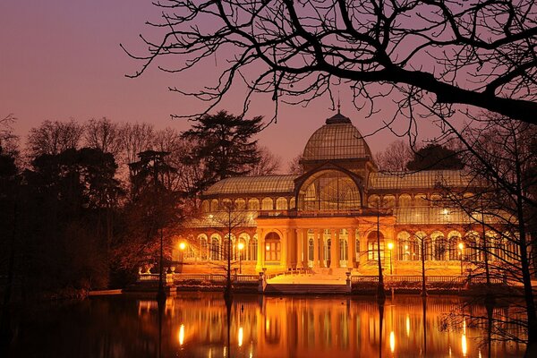 Palais à la lumière des lanternes de nuit