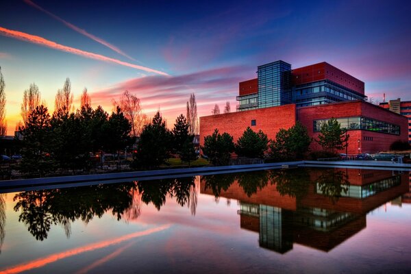 Foto com reflexo da casa na superfície da água