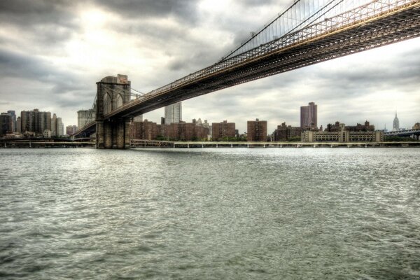 Arquitectura de la ciudad. Puente sobre el río