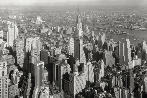 Old black and white photo of the metropolis