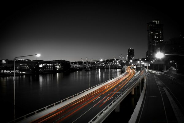 Cidade noturna. A ponte no crepúsculo