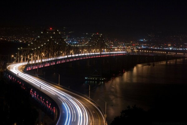 Luces nocturnas puente de larga exposición