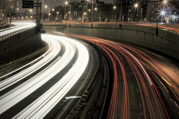 Strada notturna in città con esposizione