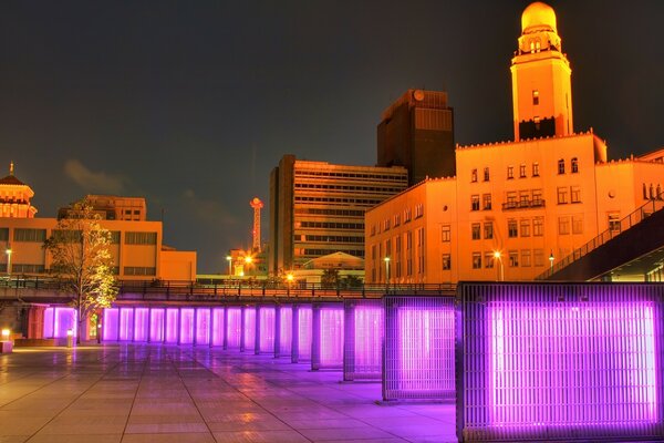 Città notturna con illuminazione Viola