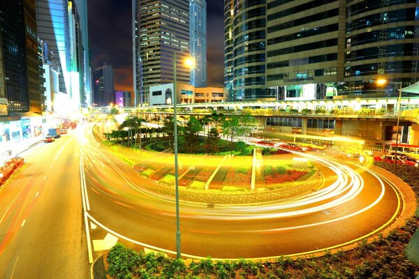 Foto noturna da estrada de longa exposição