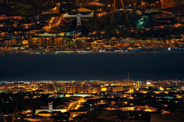 Vista de la ciudad nocturna desde las alturas