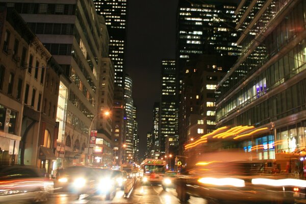 Tráfico de automóviles en la ciudad nocturna