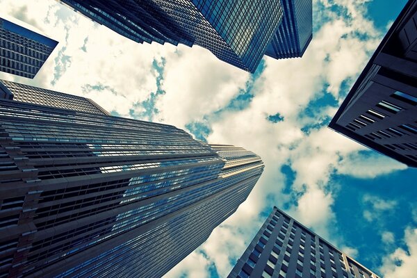 Wolkenkratzer und Himmel, Stadt und Glas